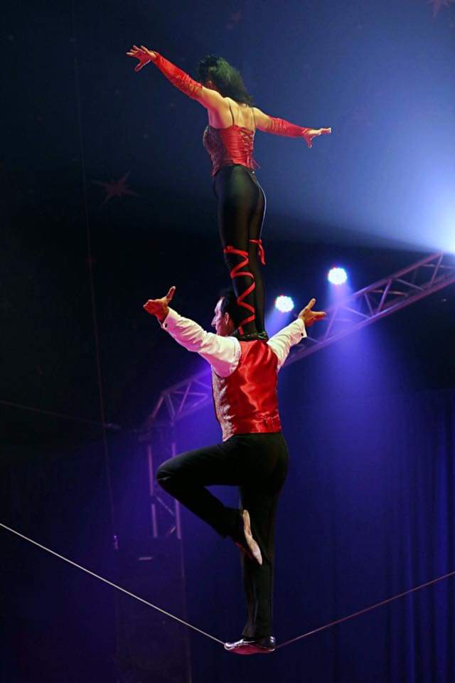 Acrobaten act circus salto
