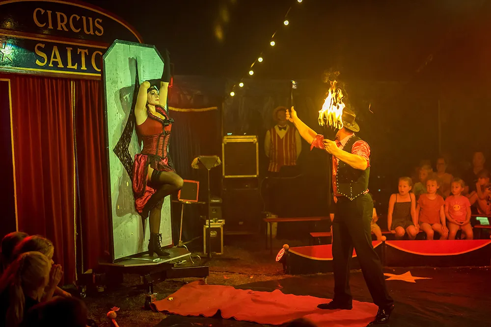 Circus Salto messen act
